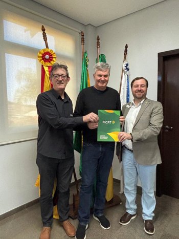 <strong>Prefeito de Tuparendi visita Nova Candel&aacute;ria e convida para abertura da FICAT</strong>
