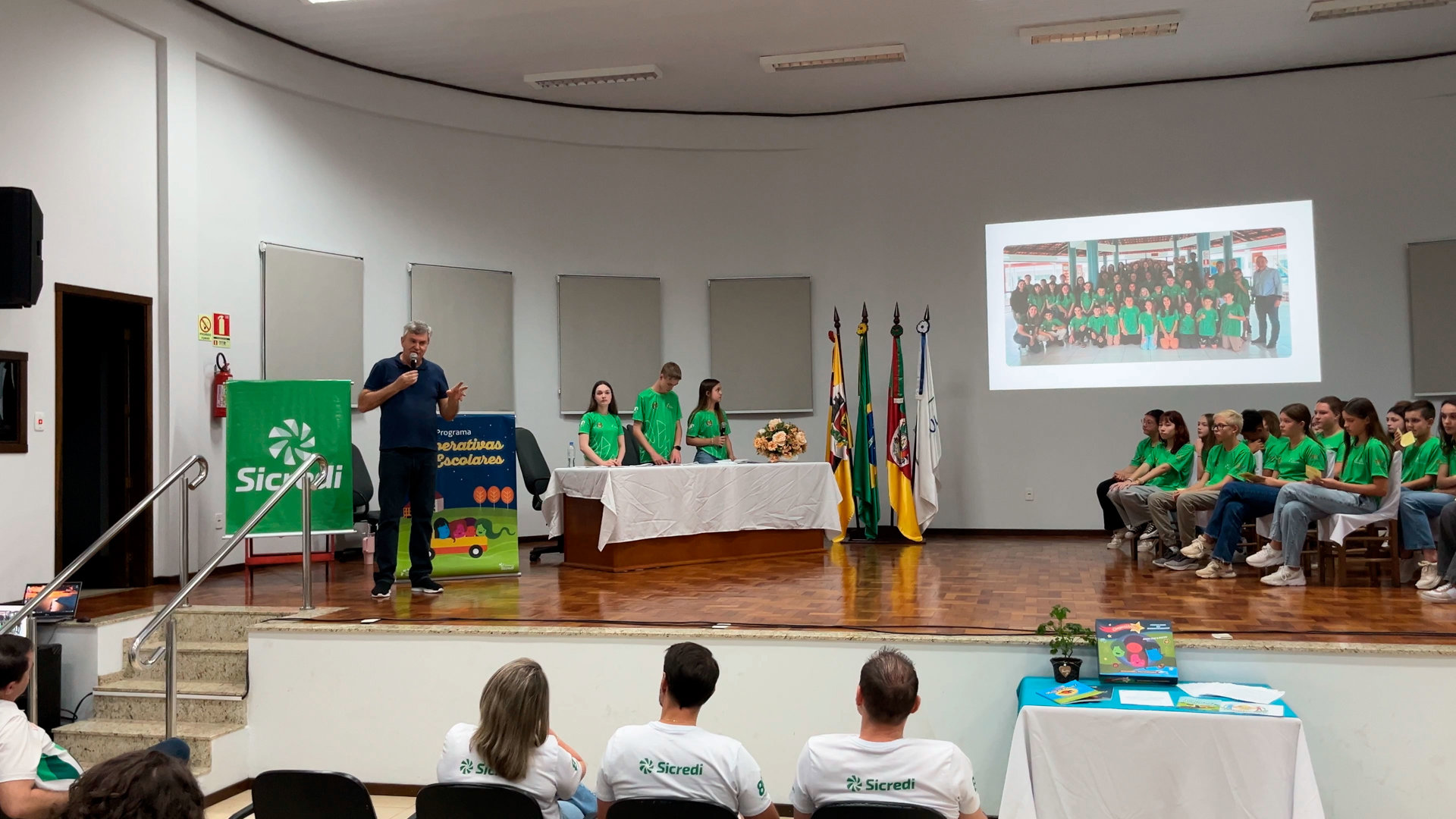 <strong>Nasce a Cooper DMG: alunos da Escola Dirce Margarete Gr&ouml;sz fundam a primeira cooperativa escolar de Nova Candel&aacute;ria</strong>