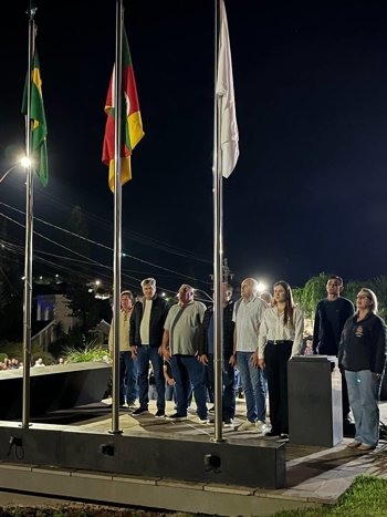 <strong>Desfile C&iacute;vico re&uacute;ne comunidade e celebra o civismo, a educa&ccedil;&atilde;o e a uni&atilde;o em Nova Candel&aacute;ria</strong>