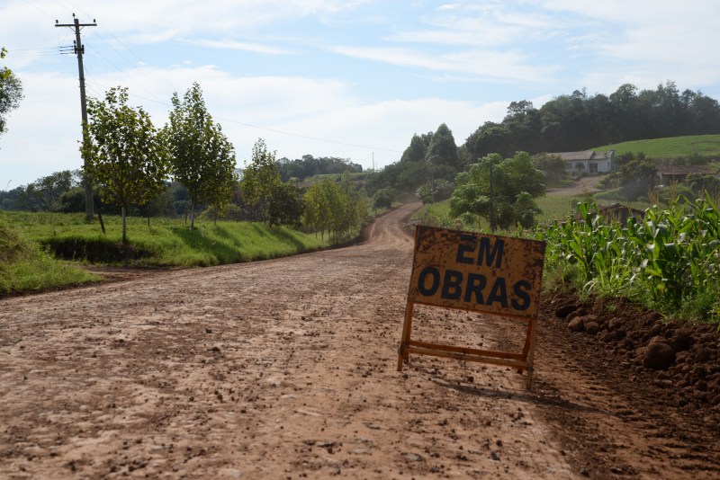 Secretaria de Obras e Viação de Nova Candelária segue trabalhando na recuperação das estradas