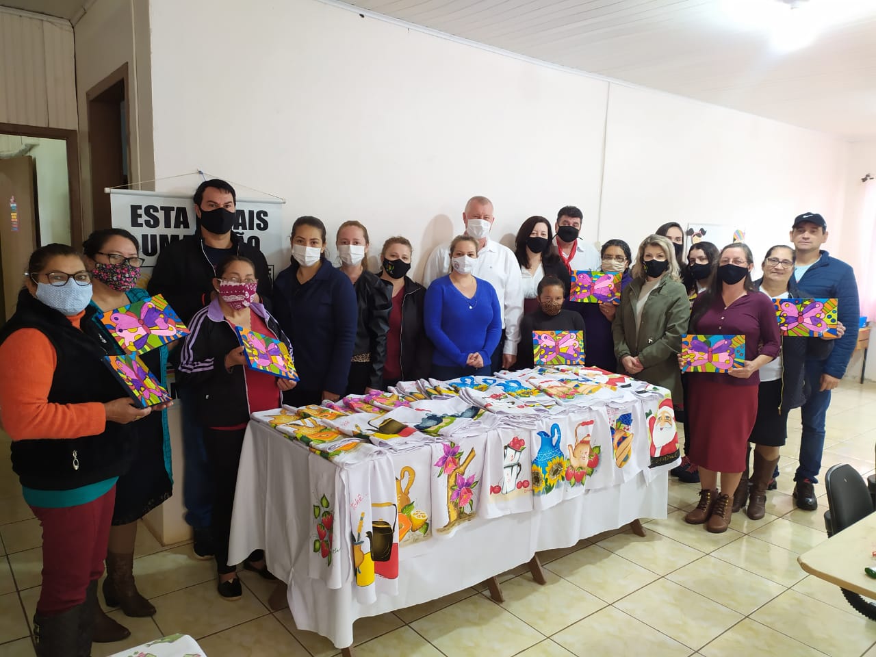 A Secretaria Municipal de Assistência Social em parceria com o SENAR realiza Curso de Pinturas
