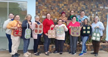 AULAS DE CROCH&Ecirc; COM FABRICA&Ccedil;&Atilde;O DE BOLSAS ACONTECEM NA CASA DA CULTURA