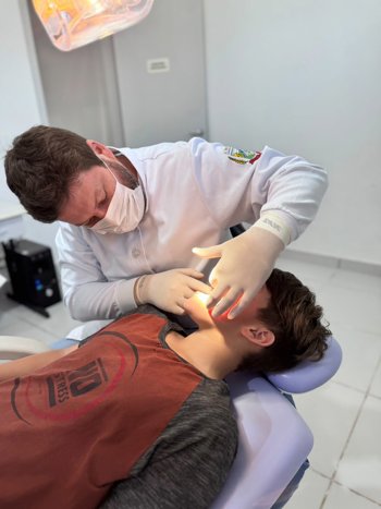 SA&Uacute;DE BUCAL: NAS F&Eacute;RIAS, O CUIDADO COM O SORRISO CONTINUA EM CASA!