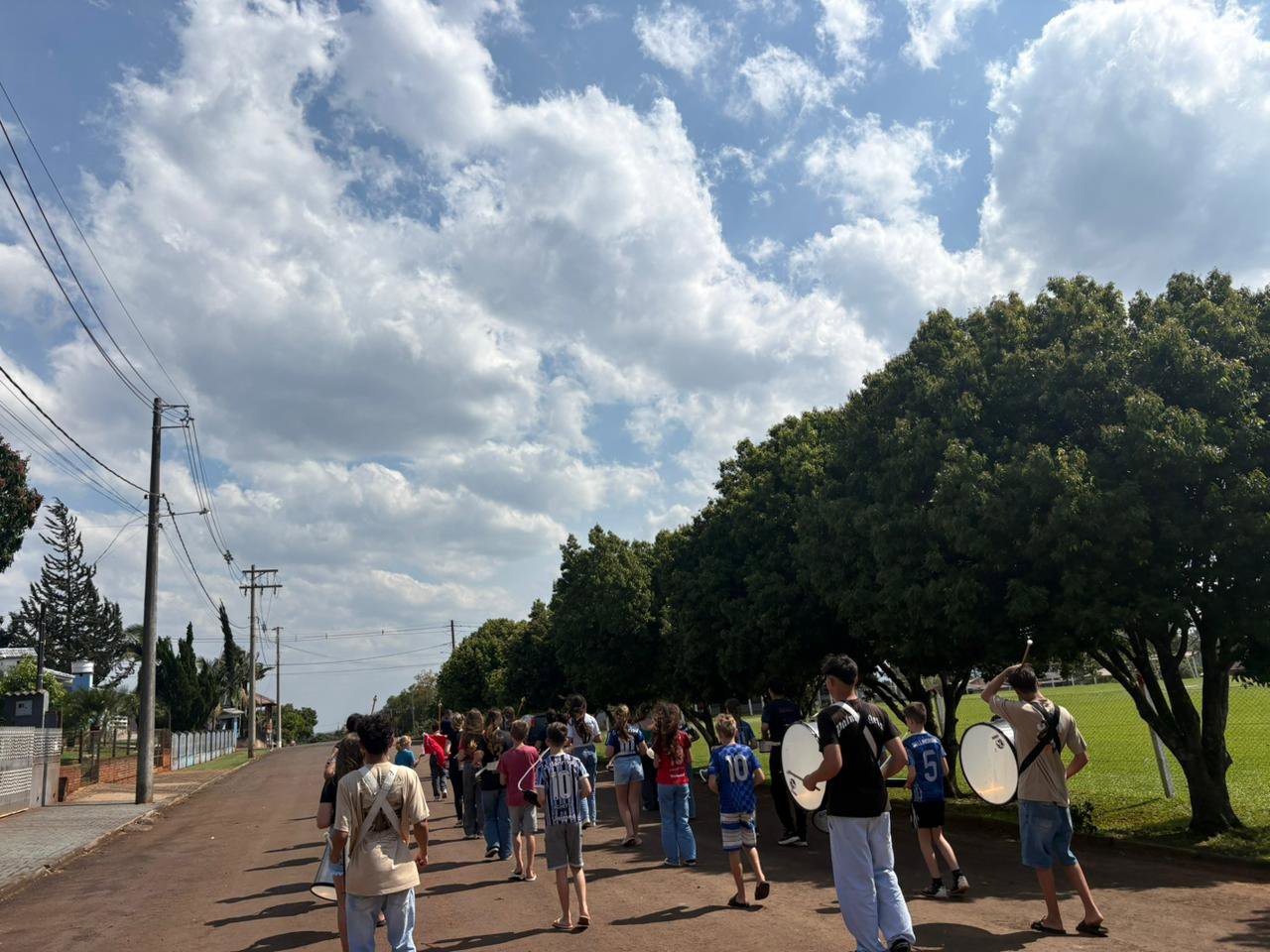 BANDA MARCIAL DE TIRADENTES DO SUL SE PREPARA PARA O DESFILE C&Iacute;VICO