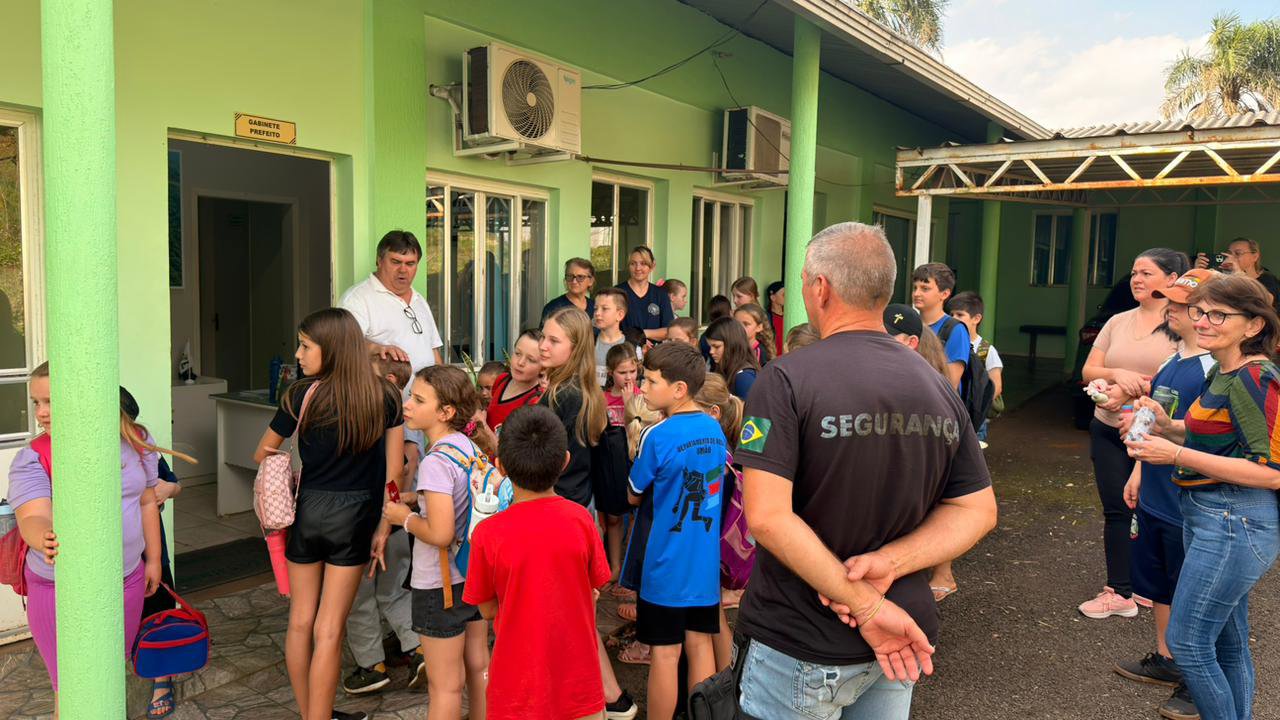 ALUNOS VISITAM A PREFEITURA MUNICIPAL EM ATIVIDADE SOBRE EDUCA&Ccedil;&Atilde;O FISCAL E CIDADANIA