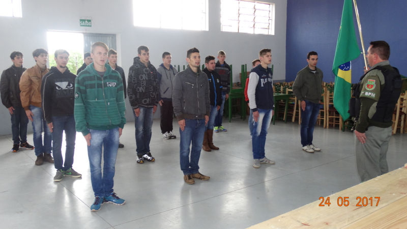 Jovens realizam juramento à bandeira