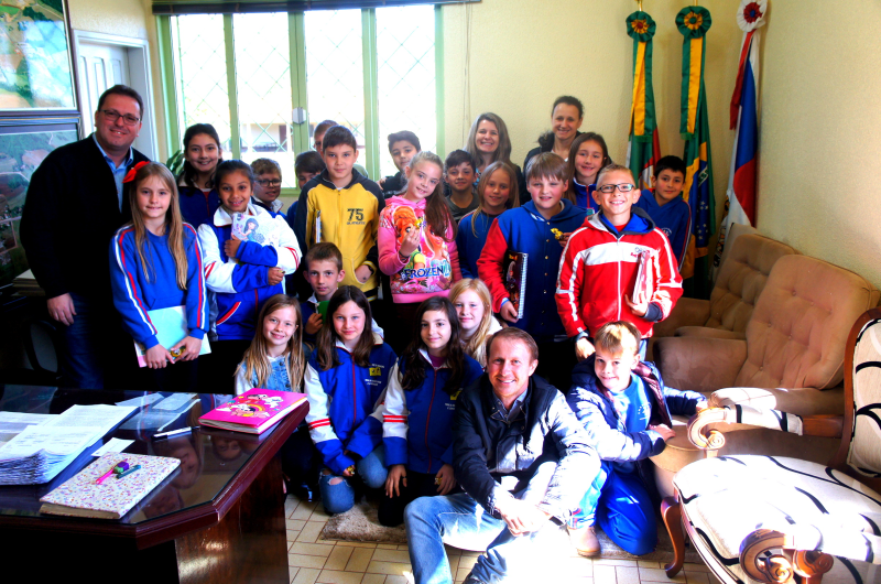 ALUNOS DO 4º ANO DA EMEF RUI BARBOSA VISITAM O GABINETE DO PREFEITO MUNICIPAL