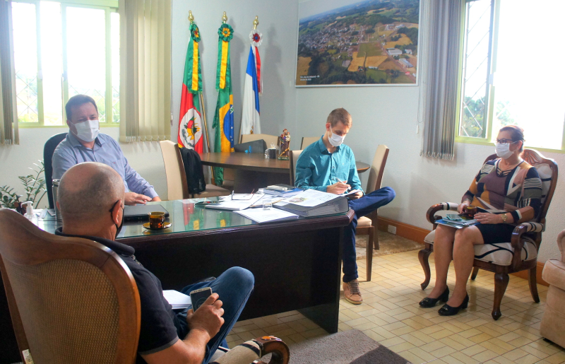 PRESIDENTE DO SINDICATO DOS TRABALHADORES RURAIS  SE REÚNE COM PODER EXECUTIVO E LEGISLATIVO.