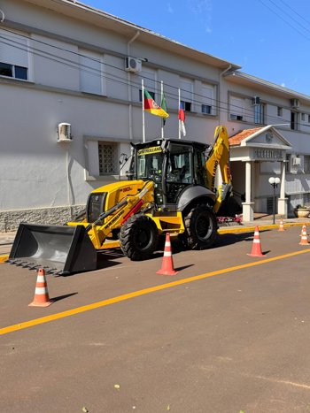 <p>S&atilde;o Jos&eacute; do Inhacor&aacute; refor&ccedil;a frota municipal com entrega de nova retroescavadeira</p>