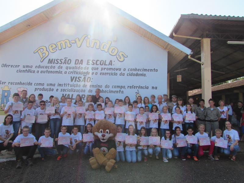 Formatura do PROERD e III Feira do Conhecimento na Escola Municipal de Ensi