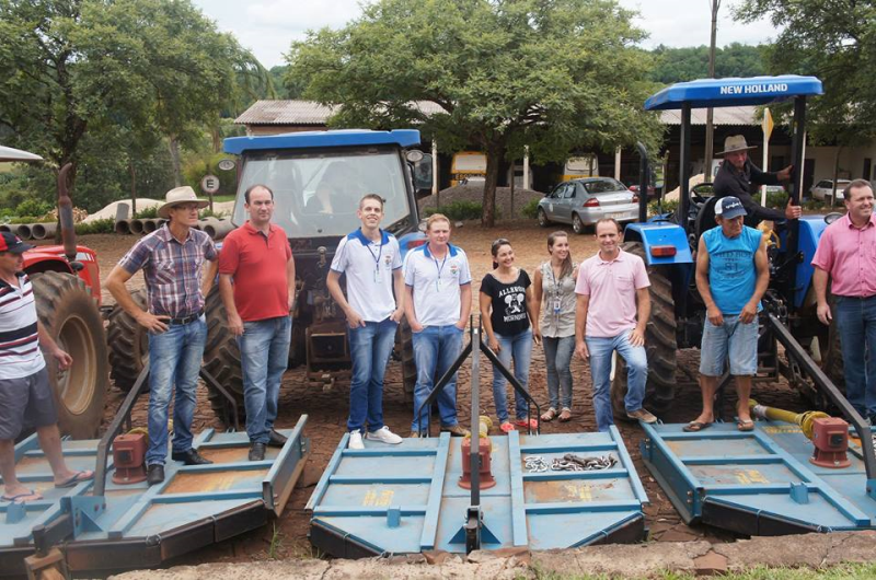 Entrega de equipamentos agrícolas para Grupos de Máquinas
