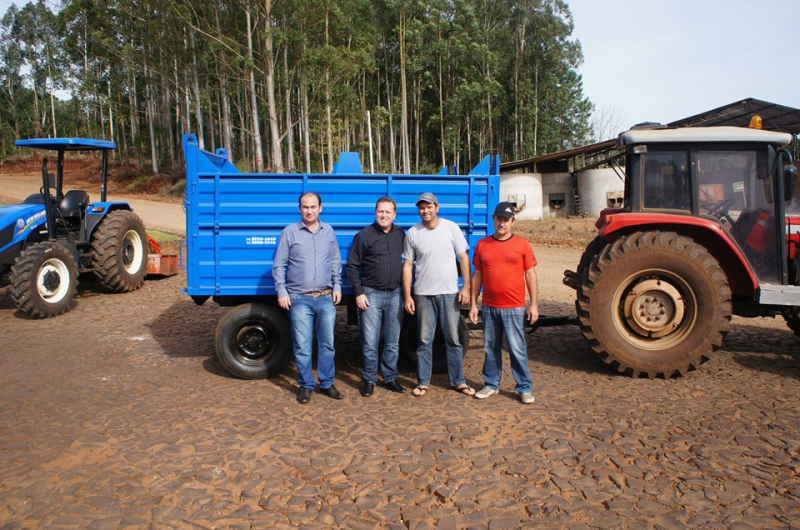 Entrega de equipamentos agrícolas aos Grupos de Máquinas