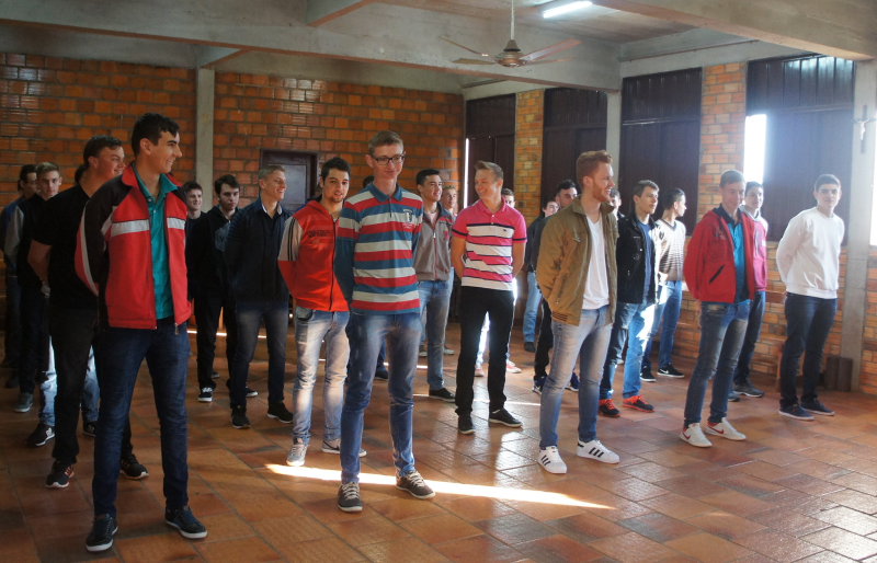 Jovens prestam juramento a bandeira e recebem certificado de dispensa