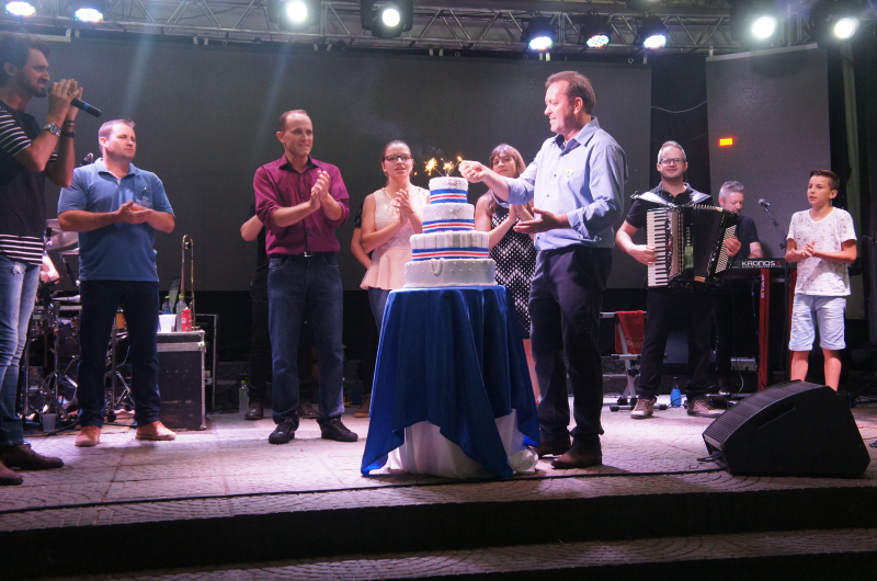 I FEIRA REGIONAL E FESTA POPULAR REÚNEM VASTO PÚBLICO