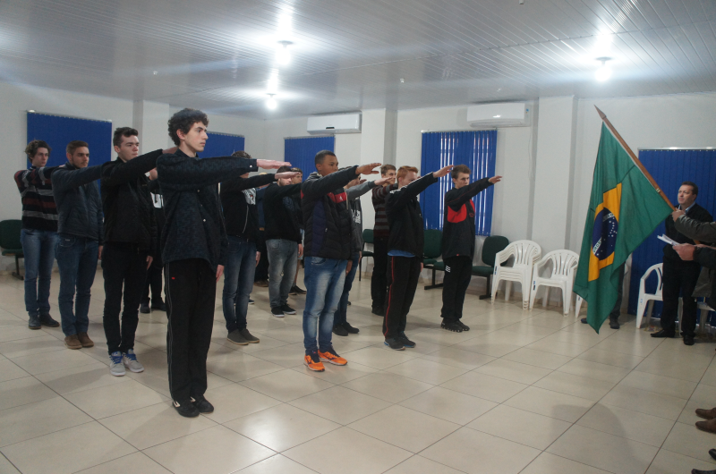 JOVENS PRESTAM JURAMENTO A BANDEIRA E RECEBEM CERTIFICADO DE DISPENSA DE INCORPORAÇÃO AO SERVIÇO MILITAR