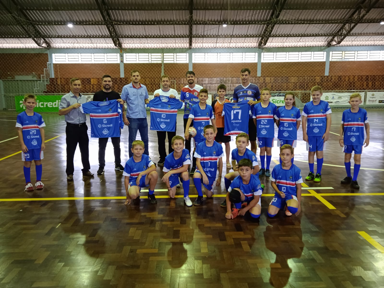 Crianças e adolescentes da escolinha municipal recebem fardamentos