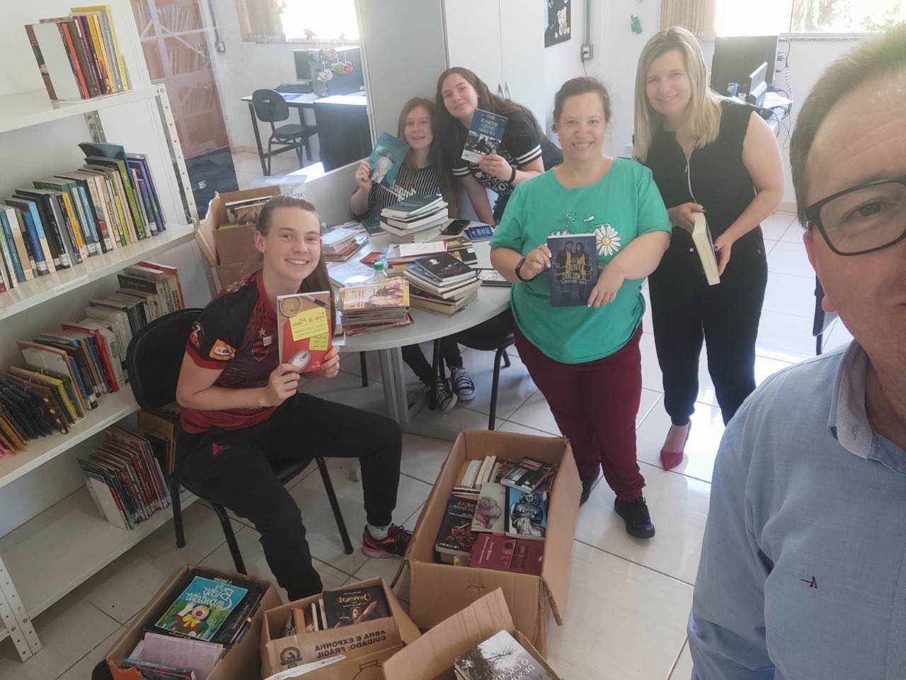 PATRONO DA IV FEIRA DO LIVRO DE SÃO JOSÉ DO INHACORÁ LIDERA PROJETO PARA MELHORIAS NO ACERVO DA BIBLIOTECA PÚBLICA MUNICIPAL MACHADO DE ASSIS E ARRECADA MAIS DE 800 TÍTULOS