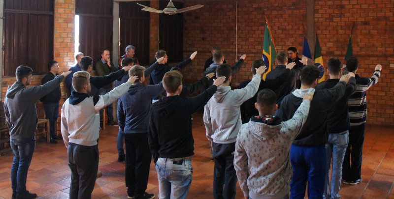 17 JOVENS PRESTAM JURAMENTO A BANDEIRA E RECEBEM CERTIFICADO DE DISPENSA DE INCORPORAÇÃO AO SERVIÇO MILITAR