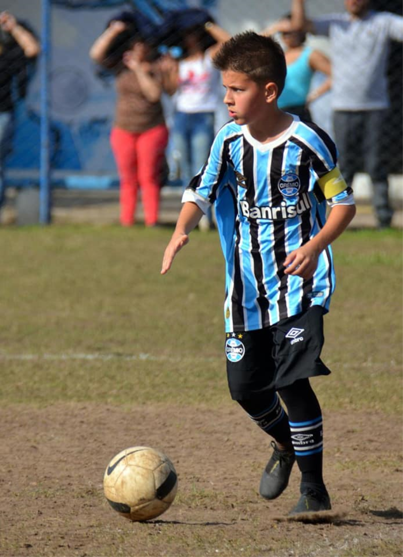 VISITA DE EX-COLEGA E ATUAL ATLETA DAS CATEGORIAS DE BASE DO GRÊMIO
