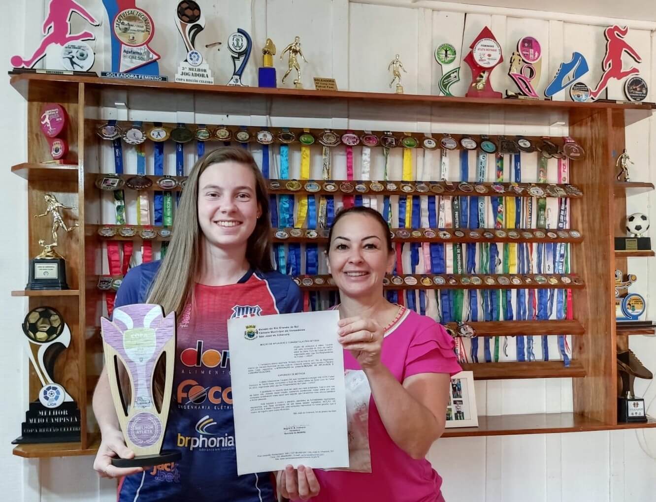 ENTREGA DE MOÇÃO À JOVEM