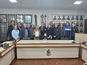 <p>ENTREGA DE MO&Ccedil;&Atilde;O DE APLAUSOS &Agrave; SRA. VANIA MANJABOSCO LORENZONI</p>