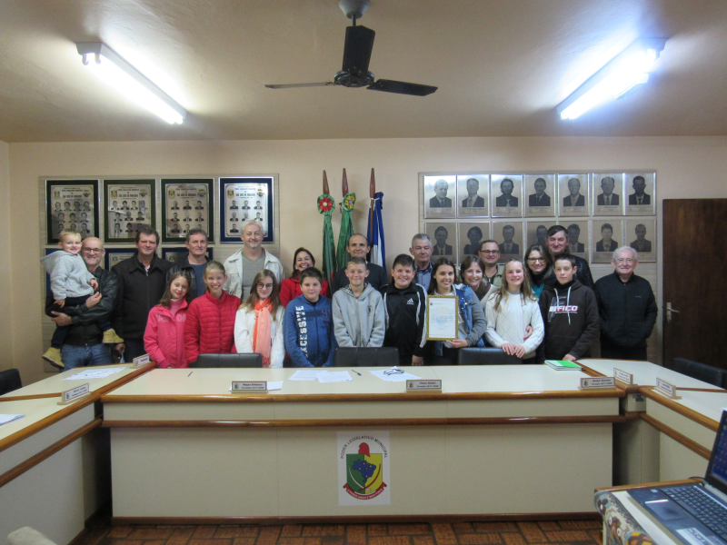 CÂMARA REALIZA SESSÃO COM HOMENAGEM AO GRUPO JOVENS TALENTOS DO CRAS BEM VIVER