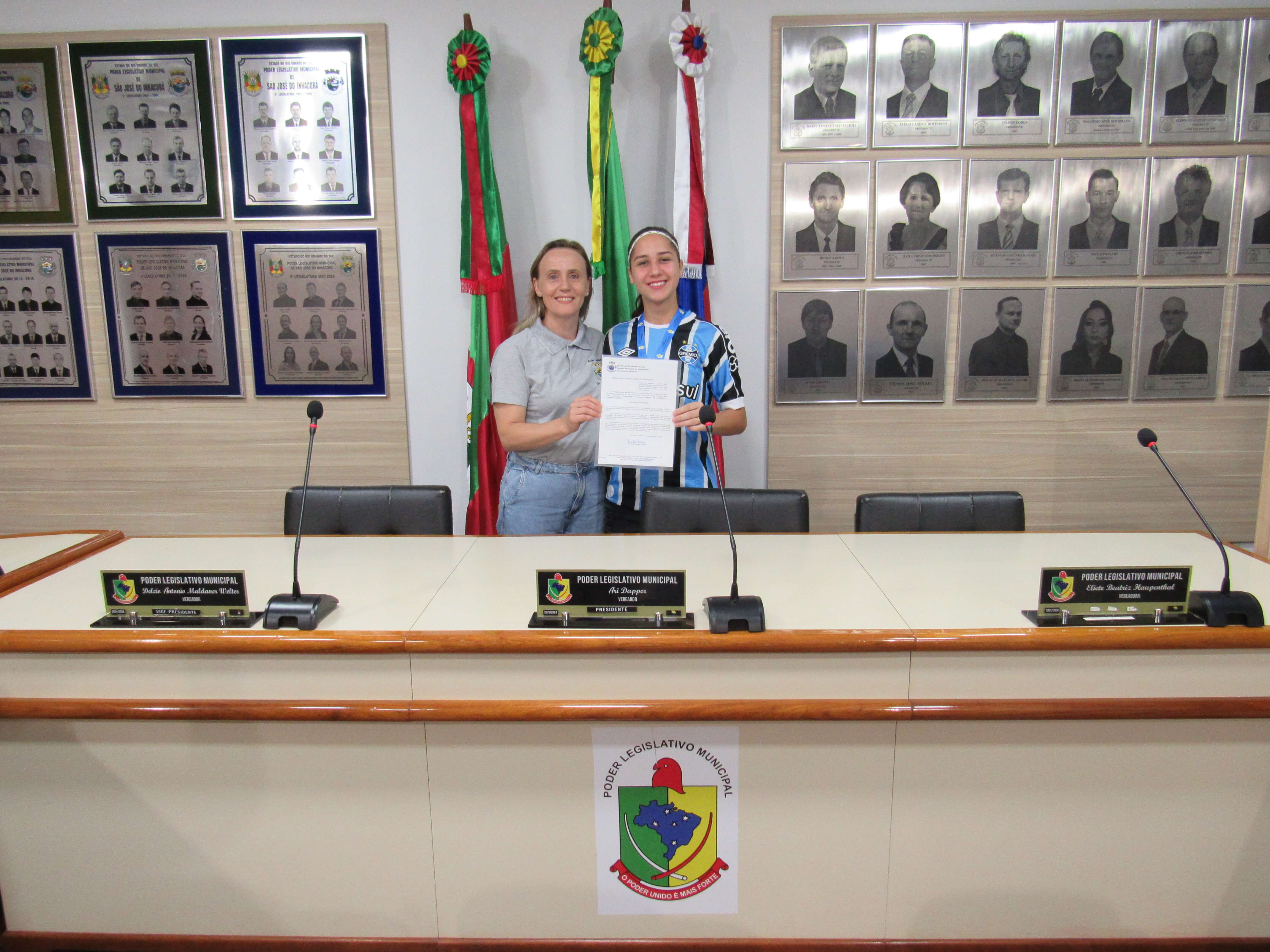 ENTREGA DA MOÇÃO DE APLUSOS E CONGRATULAÇÕES À JOVEM ATLETA