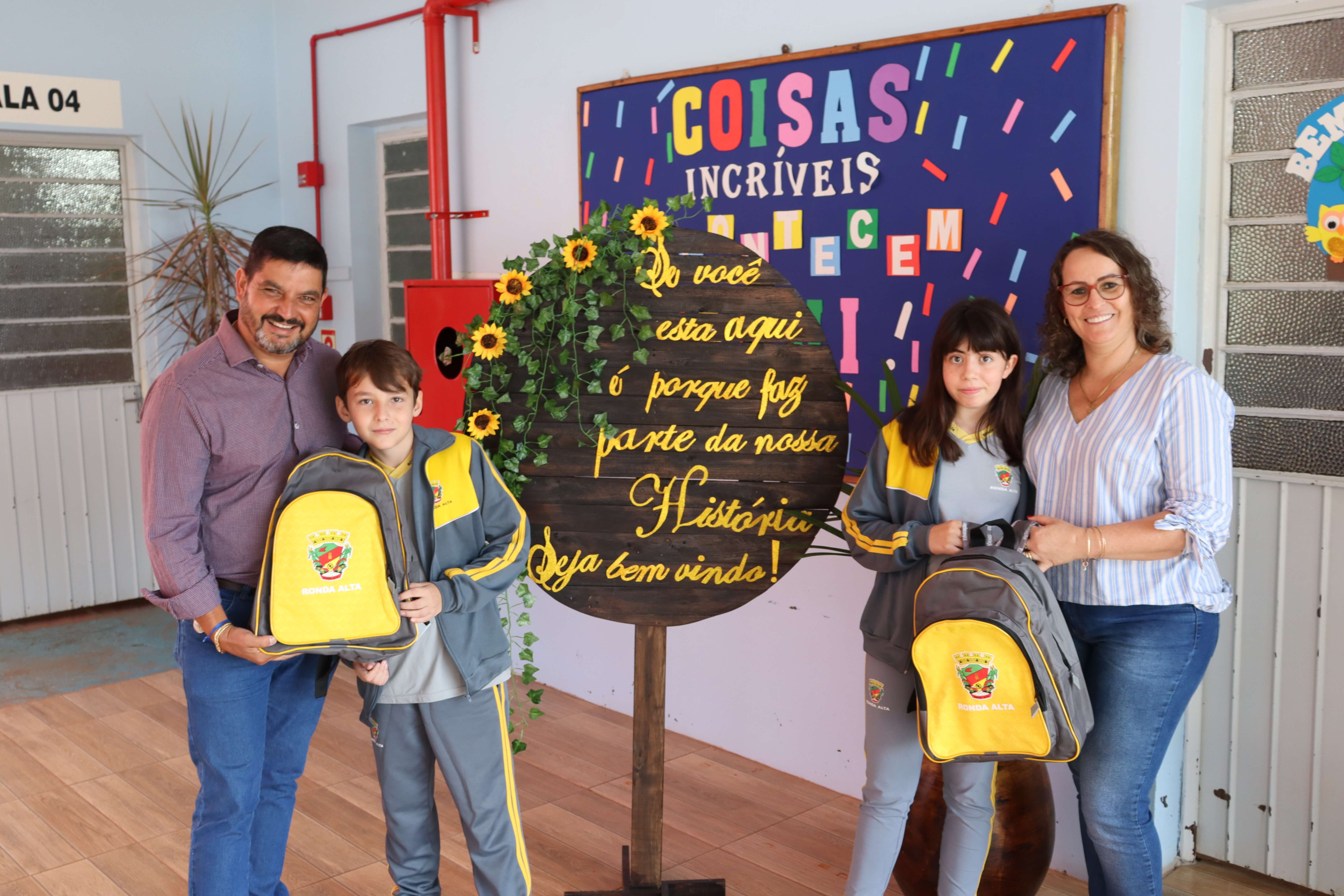ADMINISTRAÇÃO ENTREGA MOCHILAS PARA ALUNOS DE RONDA ALTA