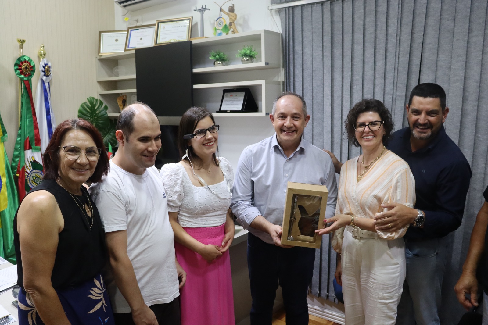 ESTUDANTE RECEBE ÓCULOS ESPECIAL PARA DEFICIENTES VISUAIS