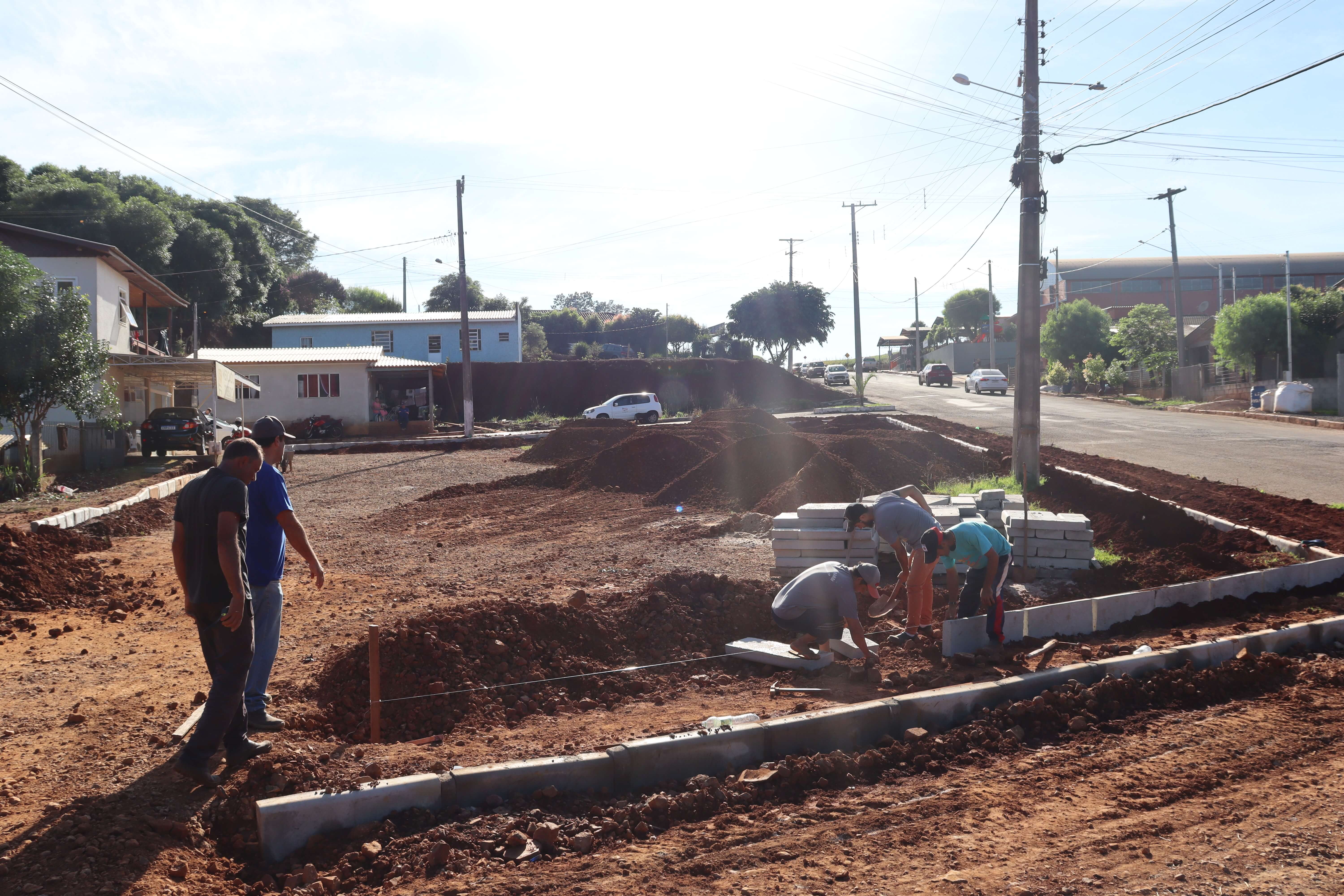  BAIRRO ARCO-ÍRIS RECEBE MELHORIAS DA ADMINISTRAÇÃO MUNICIPAL