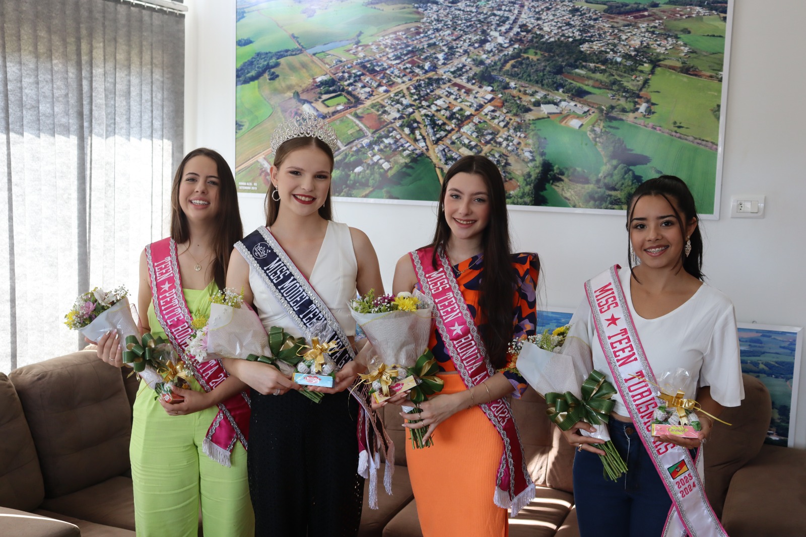 REPRESENTANTES DE RONDA ALTA NO MISS TEEN 2024 SÃO RECEBIDAS NO GABINETE DO PREFEITO