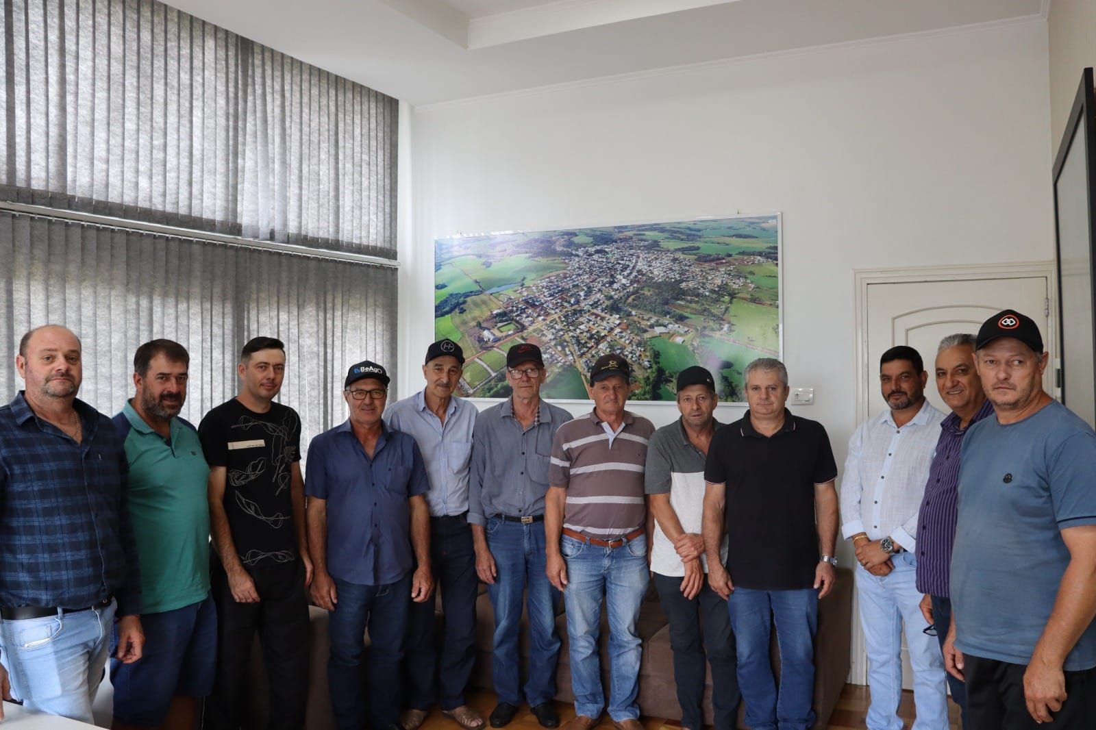 PREFEITO MARCOS RECEBE REPRESENTANTES DE COMUNIDADES E VEREADORES EM REUNIÃO