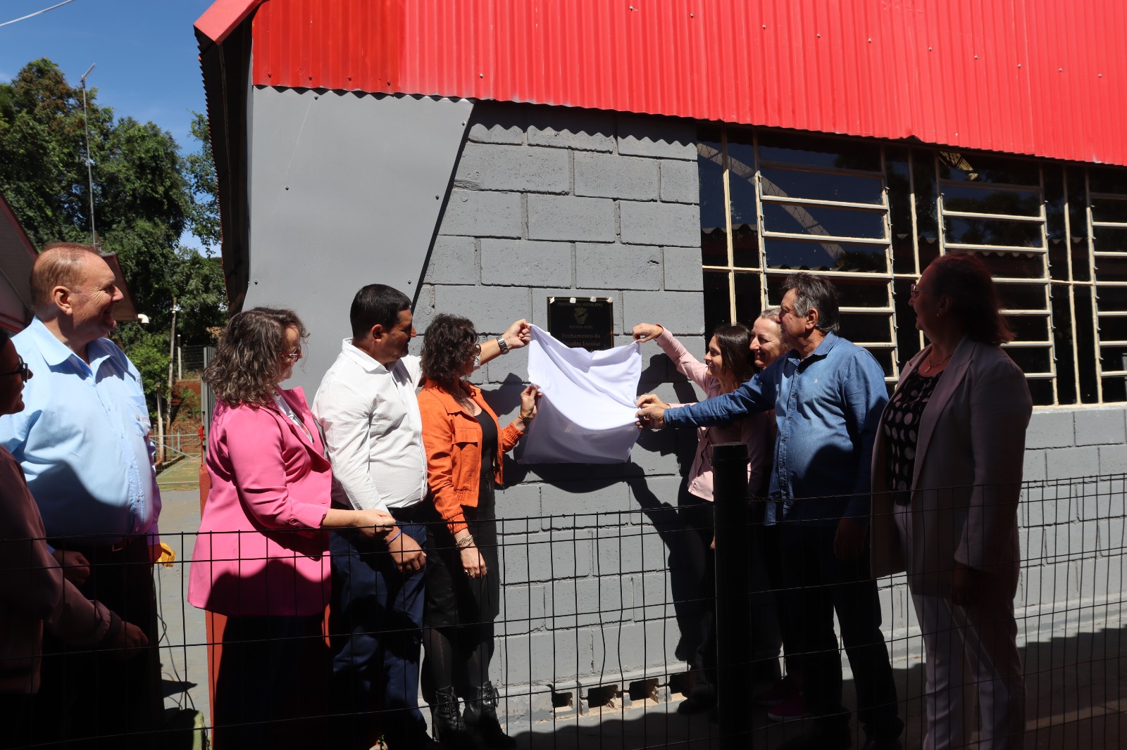 FECHAMENTO DA QUADRA DA ESCOLA MEM DE SÁ É INAUGURADO