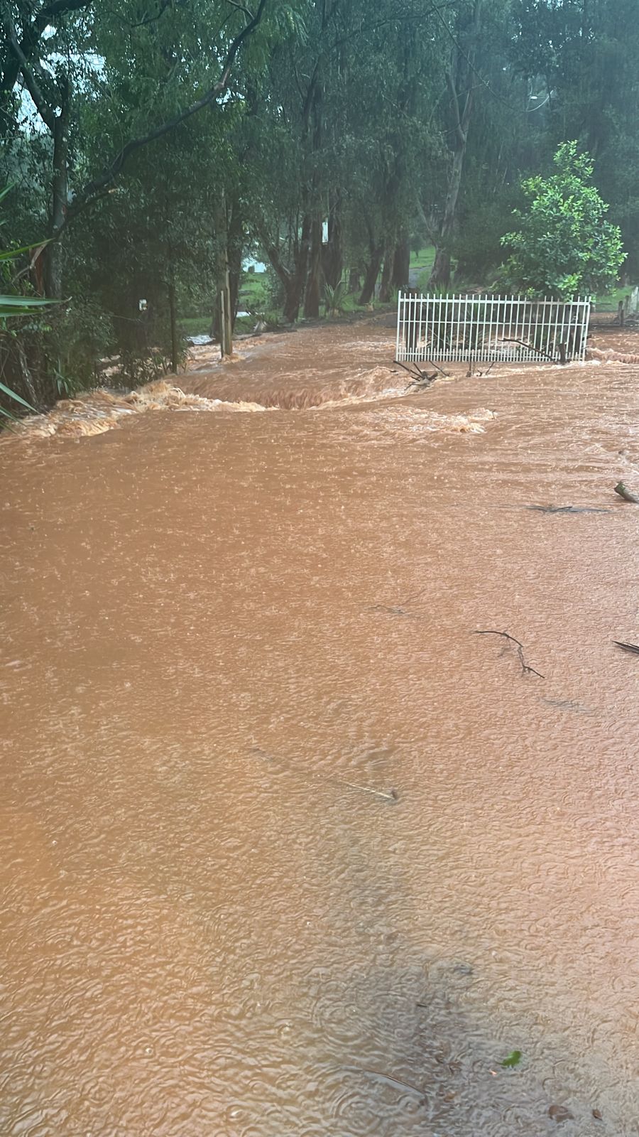 <p><span style="font-weight: 400;">GRANDE VOLUME DE CHUVA CAUSA TRANSTORNOS E DANOS EM RONDA ALTA</span></p>