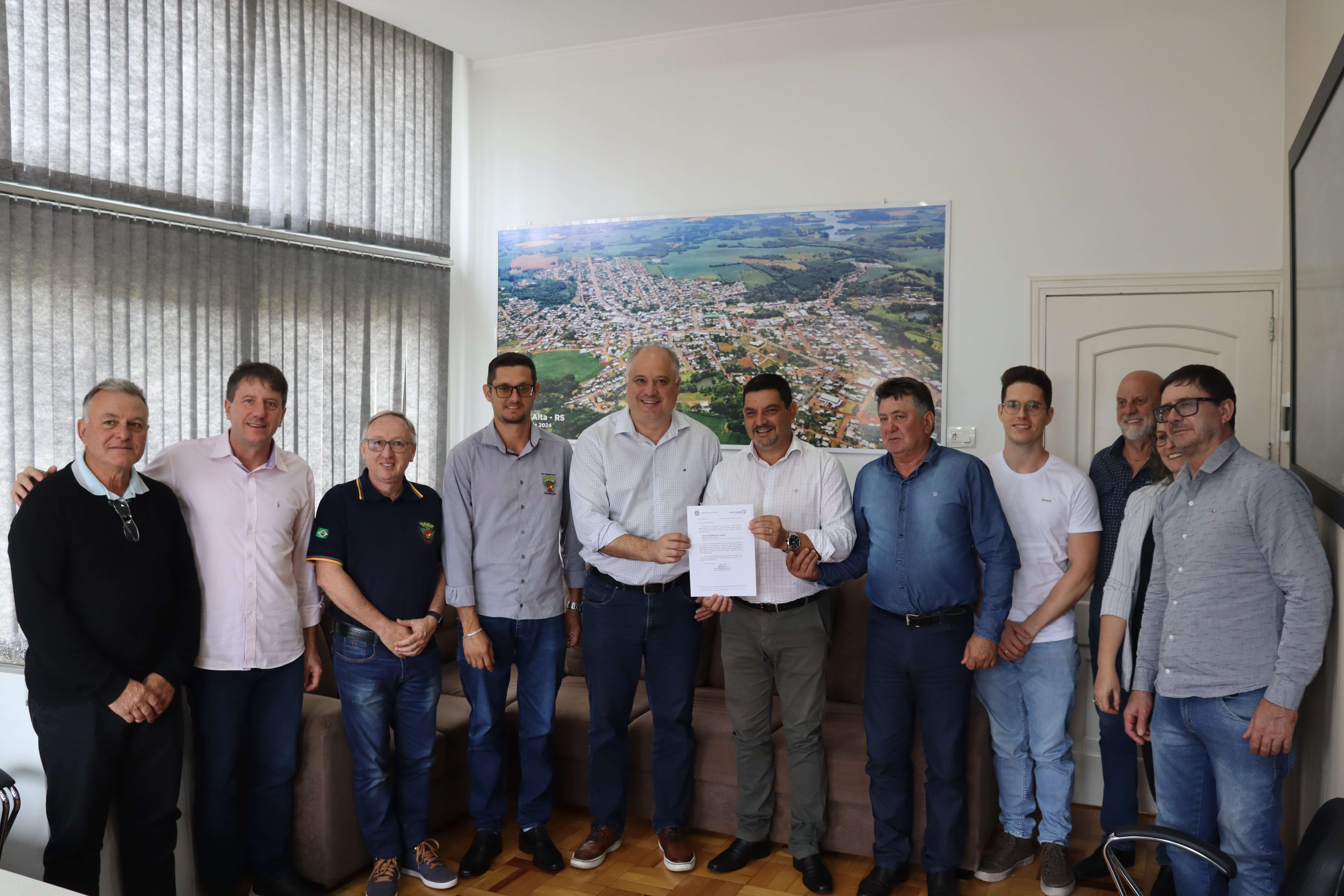 <p>DEPUTADO LUCIANO SILVEIRA &Eacute; RECEBIDO EM RONDA ALTA</p>
<p>&nbsp;</p>