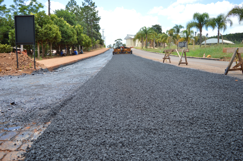 Prefeito em exercício acompanha obras de asfaltamento 