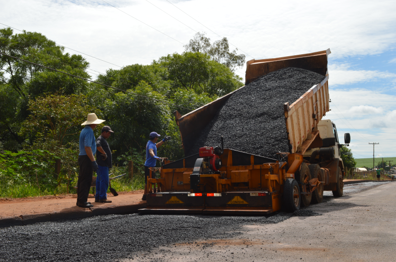 Seguem as obras de asfaltamento na Rua Juvêncio Rodrigues da Silva