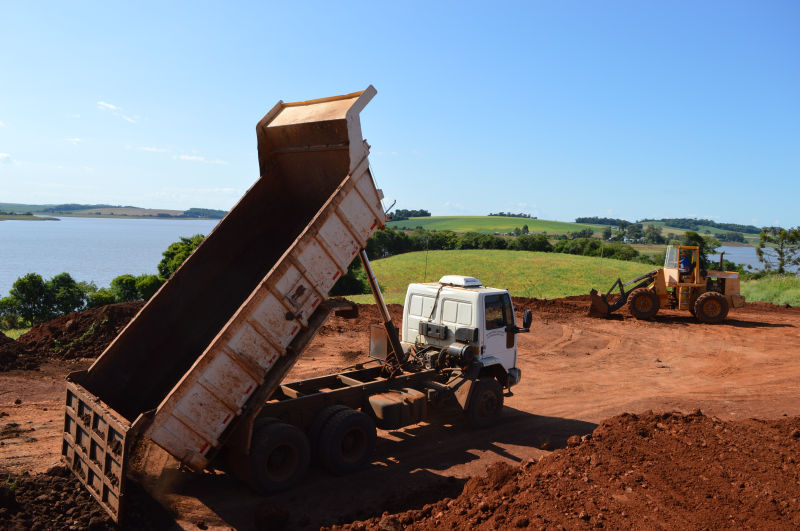 Obras para instalação de aviários e pocilgas seguem em andamento