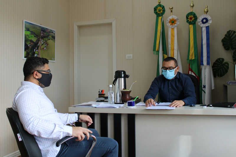 Prefeito em exercício recebe juiz da Comarca