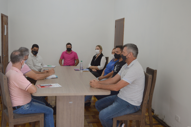 Executivo recebe dirigentes dos hospitais do município
