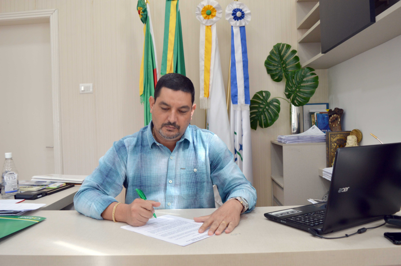 Assinada a Lei da compra de vacinas