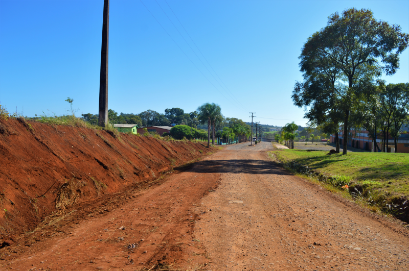Limpeza e patrolamento da estrada que dá acesso à ERS 324