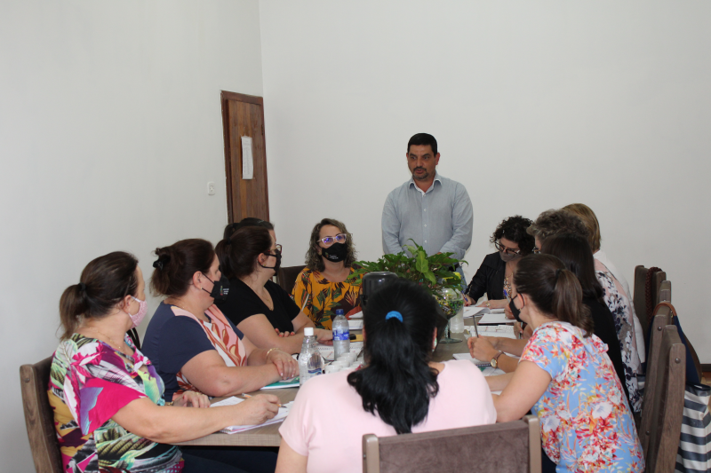 Equipe da SMED reúne-se com diretores de escola