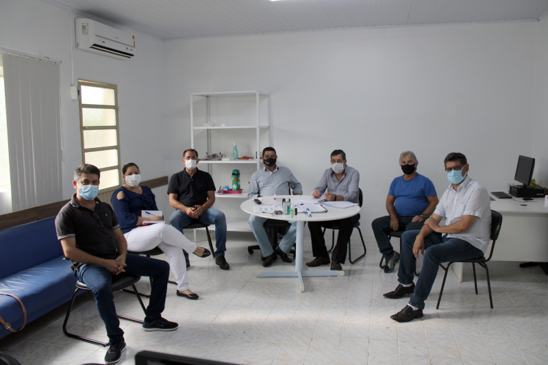 Prefeito e secretário se reúnem com equipe médica