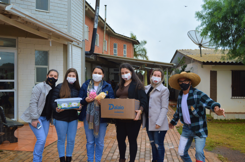 Em comemoração ao Dia de São João, a equipe SMED entrega pipocas e rapaduras aos moradores do Solar Santa Ana e Casa Anjo da Guarda 