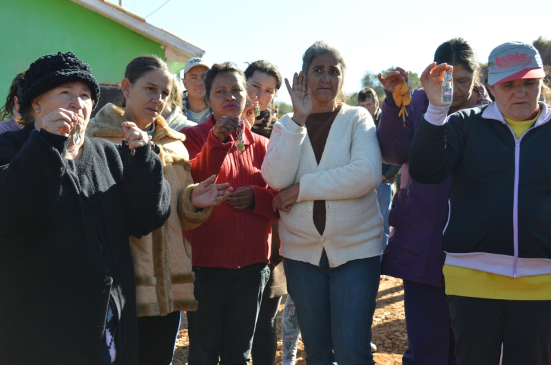 Famílias retiradas de área de preservação ambiental recebem moradia