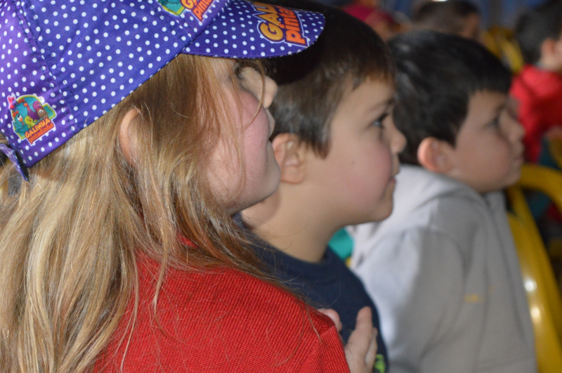 Alunos das escolas municipais participam de apresentação do circo