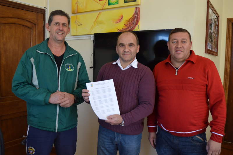 Executivo recebe projetos produzidos pelos Vereadores Mirins em 2015