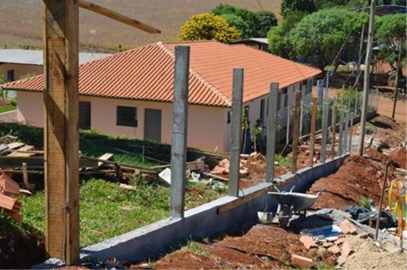 Após a ampliação da UBS III trabalhos de construção dos muros são iniciados