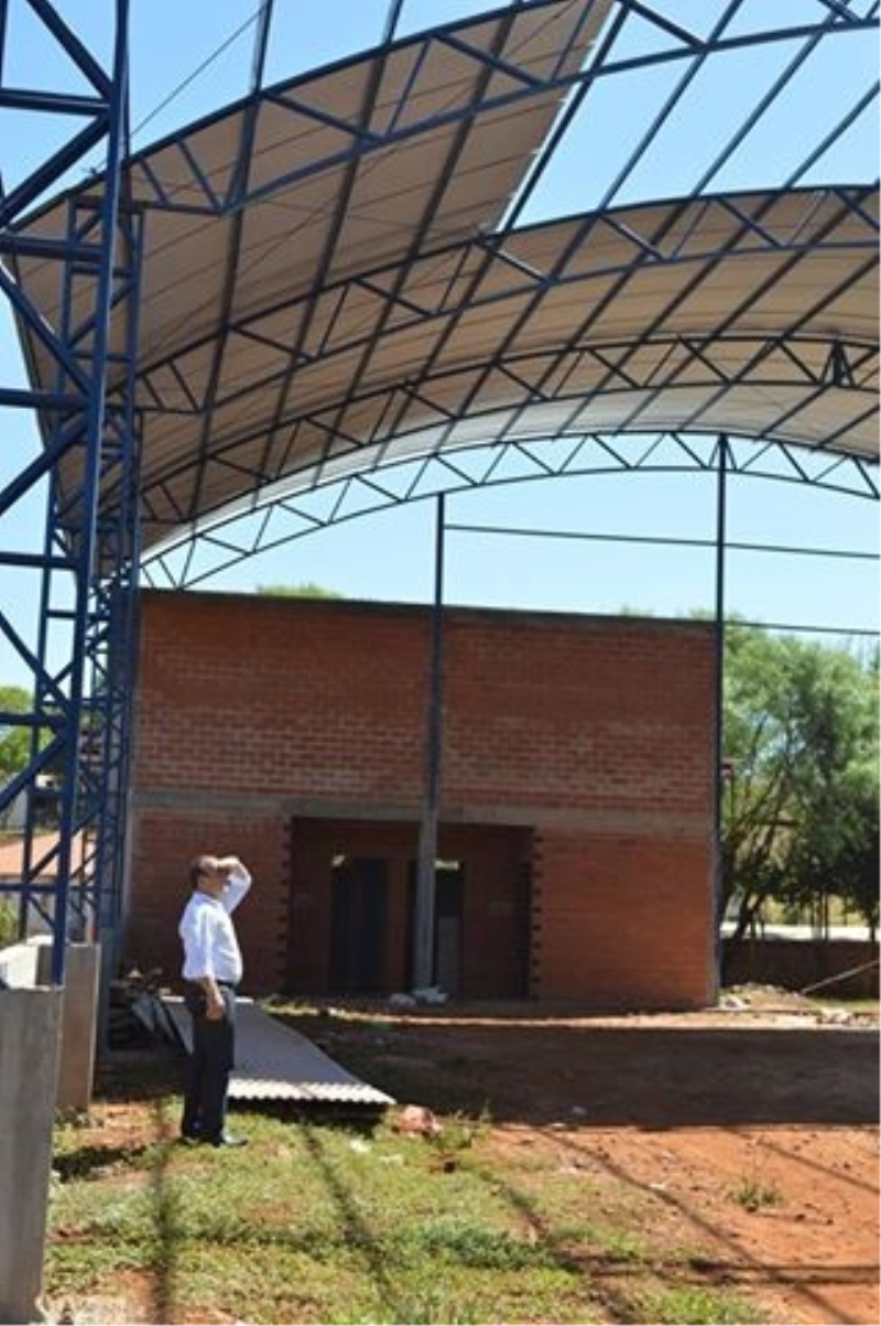 Servidores trabalham na cobertura da quadra da Escola Alderi Facchi